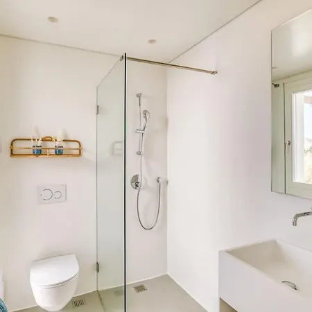 Lampsi - Spacious & Modern