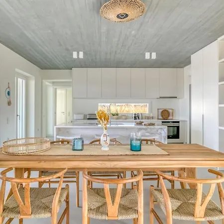 Lampsi - Spacious & Modern